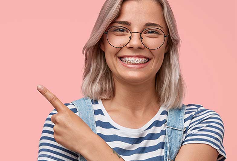 mujer con brackets que señala